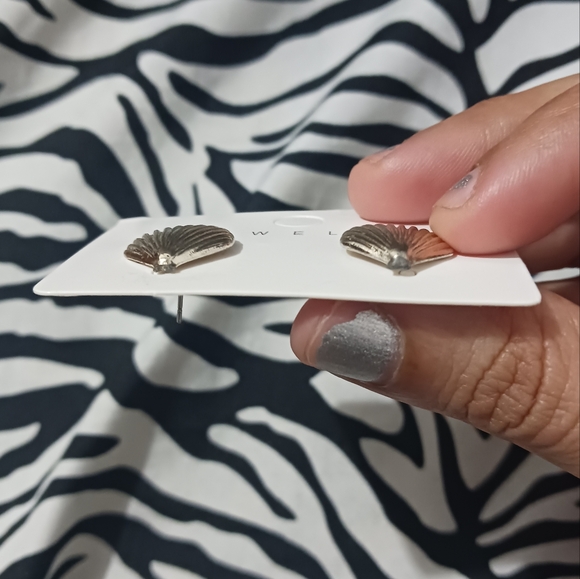 Women light gold shell stud mini earrings - Picture 5 of 5